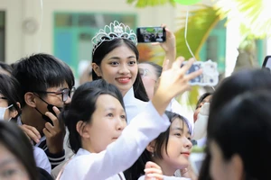 Á hậu Huỳnh Minh Kiên mặc áo học trò về thăm trường cũ