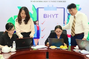 Ông Đinh Đức Thọ, Phó Tổng biên tập báo Pháp Luật TP.HCM, tặng hoa cảm ơn cơ quan BHXH TP.HCM. Ảnh: MINH HOÀNG