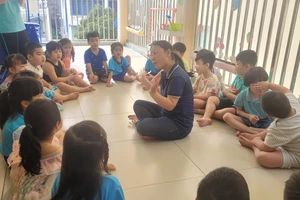 'Đổi vai' để đứng lớp, chăm trẻ, phụ huynh thấu cảm với vất vả của nghề giáo 