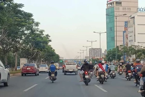 Bạn đọc đề nghị xử phạt nặng các trường hợp xe máy lấn làn trên đường Phạm Văn Đồng