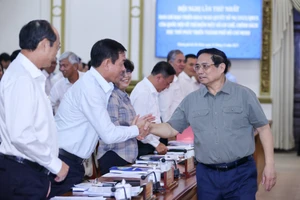 Thủ tướng chủ trì phiên họp lần thứ nhất Ban Chỉ đạo triển khai Nghị quyết 98 TP.HCM