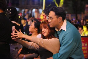 Người dân TP.HCM háo hức đón Giáng sinh