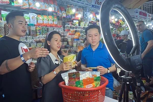 Cần củng cố niềm tin của người dân trong việc đảm bảo chất lượng, xuất xứ hàng hóa trên các chợ điện tử để thúc đẩy tiêu dùng năm 2024.