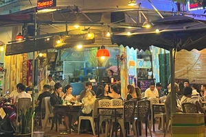 Một số đơn vị kinh doanh ăn uống giảm doanh thu. ẢNH: TÚ UYÊN