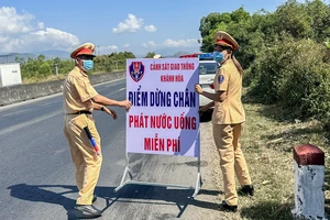 Cảnh sát giao thông Khánh Hòa tiếp sức hàng ngàn người dân về quê ăn Tết