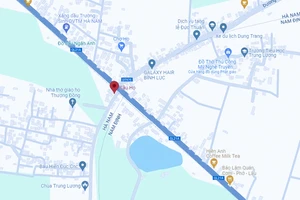 Ô tô va chạm tàu hỏa, 8 người nhập viện