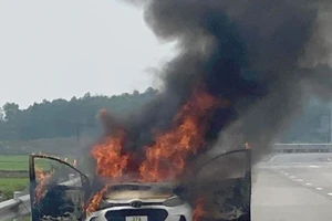  Cháy ô tô trên đoạn đường ra cao tốc Bắc-Nam qua Nghệ An