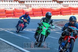 Cần Thơ: Hàng ngàn người đội nắng xem đua mô tô