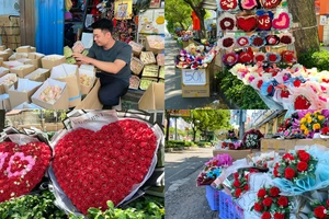 Trước ngày Valentine: Chợ hoa tươi vắng khách, hoa sáp thơm thu hút sự chú ý