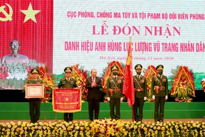 Phó Thủ tướng Thường trực Chính phủ Trương Hòa Bình trao tặng danh hiệu Anh hùng Lực lượng vũ trang nhân dân cho Cục phòng, chống ma túy và tội phạm BĐBP. 