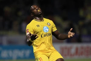 Rimario bất cẩn, Popov suýt thua trận thứ ba liên tiếp