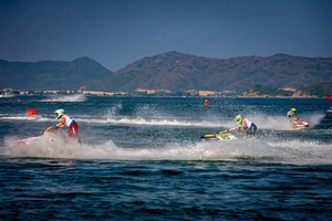 Chiêm ngưỡng những màn trình diễn đua mô tô nước ấn tượng trên đầm Thị Nại