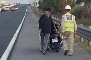 Chạy xe máy trên cao tốc, nam thanh niên 'đổ lỗi' cho Google Maps