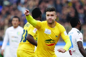 Khi những cầu thủ ngoại trở thành rể Việt