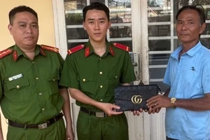 Nhặt được 51 triệu đồng, chiến sĩ công an trao trả lại cho người đánh rơi