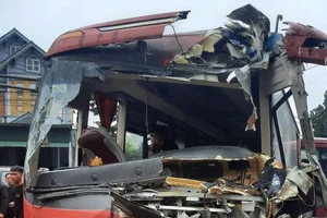 Tai nạn giao thông giữa xe khách và xe tải, 2 người rơi xuống đường 