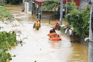 Công an Lai Châu dầm mưa, xuyên đêm cứu trợ các hộ dân bị cô lập do mưa lũ