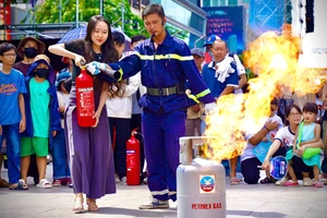 VIDEO: Hàng ngàn người dân hóa thân thành ‘lính cứu hỏa’ tại TP.HCM