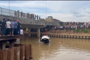 Ô tô đâm 2 xe máy rồi lao xuống sông: Trục vớt xe, tìm nạn nhân