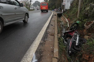 Xe tải lấn làn tông trực diện xe máy trên đèo Mimosa