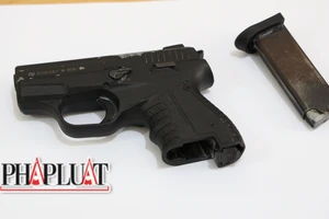 Dùng súng bắn người tình của mẹ nuôi 