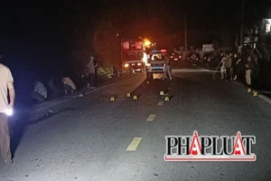 Xe chở heo tông xe con ở cửa rừng