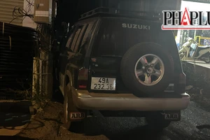 Ô tô xoay ngang, lao vào hẻm sau cú tông xe bán tải