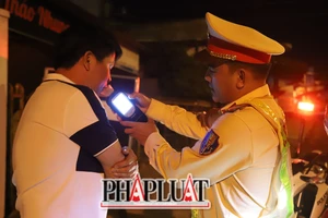Bỏ ô tô tháo chạy khi phát hiện chốt CSGT kiểm tra nồng độ cồn
