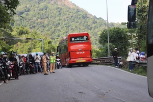 Đã cẩu xe tải lật khỏi đèo Bảo Lộc, du khách về TP Hồ Chí Minh di chuyển bình thường