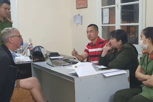 JacoBus Johannes Kenter làm việc với công an lúc 22 giờ ngày 2-5