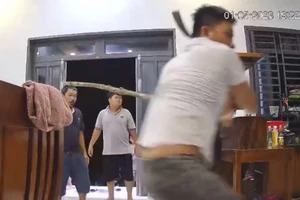 Camera ghi cảnh 3 người lao vào bàn nhậu chém người