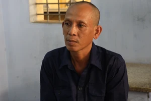 Thuê giàn giáo, máy trộn bê tông rồi đem bán lấy tiền