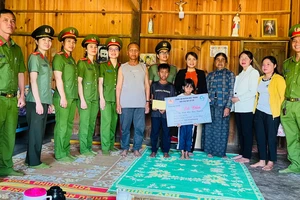 Hội phụ nữ Công an Đức Trọng nhận đỡ đầu 2 trẻ mồ côi 