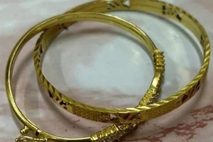 Cướp giật vòng vàng ở tiệm để tặng bạn gái