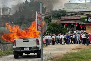 Sau khi kiểm tra người bị nạn, tài xế quay lại xe thì ô tô phát nổ, cháy rụi