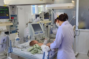 Bé gái gần 3 tháng tuổi bị hành hạ đã khỏe sắp xuất viện