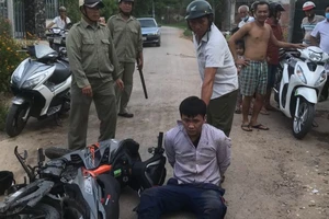 Giật túi xách làm người phụ nữ 60 tuổi ngã xuống đường