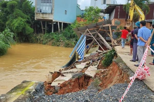 Mưa lớn cuốn sập bờ kè suối Đại Lào