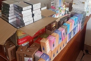 Thu giữ nhiều thuốc lá điện tử lậu tại một quán cà phê