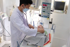 Bé gái 3 tháng tuổi bị người tình của mẹ bạo hành được Trung tâm bảo trợ xã hội nhận nuôi