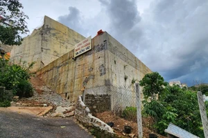 Tháo dỡ khẩn cấp taluy cao 18 m có nguy cơ sập ở Bảo Lộc 