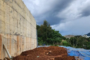 Để xây kè taluy sai phép, 1 chủ tịch UBND phường ở Bảo Lộc bị tạm đình chỉ 