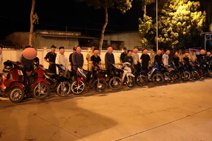 25 thanh niên hẹn nhau đua xe trái phép