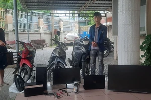 Bắt nhóm cạy cửa nhà dân để trộm