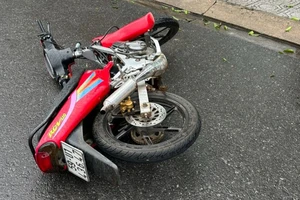 Nam thanh niên đi xe máy ngã ra đường, xe tải không thắng kịp