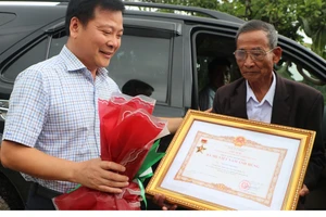 Con trai 85 tuổi bật khóc khi nhận truy tặng "Mẹ Việt Nam anh hùng" cho mẹ 
