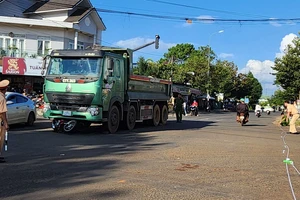  Bị tai nạn khi đang đi vận động người dân cài đặt định danh điện tử