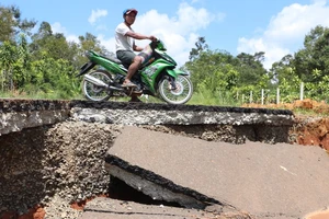 Sụt lún 'cắt đôi' con đường 800 tỉ ở Lâm Đồng