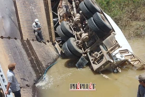 Cận cảnh vụ xe bồn chở bê tông làm sập cầu Tà Năng 2