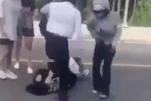 Xác minh clip nhóm 5 người đánh hội đồng 1 cô gái